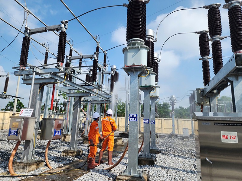 Công nhân EVNNPC vệ sinh cách điện bằng nước áp lực cao tại trạm biến áp 110kV Gò Trẩu - Tuyên Quang trong điều kiện vận hành, nhằm đảm bảo an toàn thiết bị và duy trì cung cấp điện