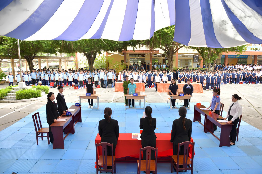 Đa dạng các hình thức tuyên truyền phòng, chống bạo lực học đường (Trong ảnh: Trường THPT Tân An tổ chức phiên tòa giả định phòng, chống bạo lực học đường)