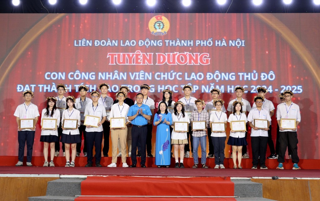 Biểu dương 100 gia đình công nhân, viên chức Thủ đô tiêu biểu