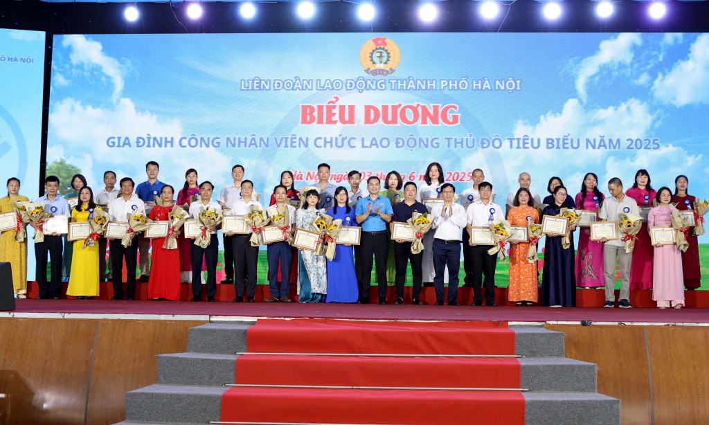 Biểu dương 100 gia đình công nhân, viên chức Thủ đô tiêu biểu