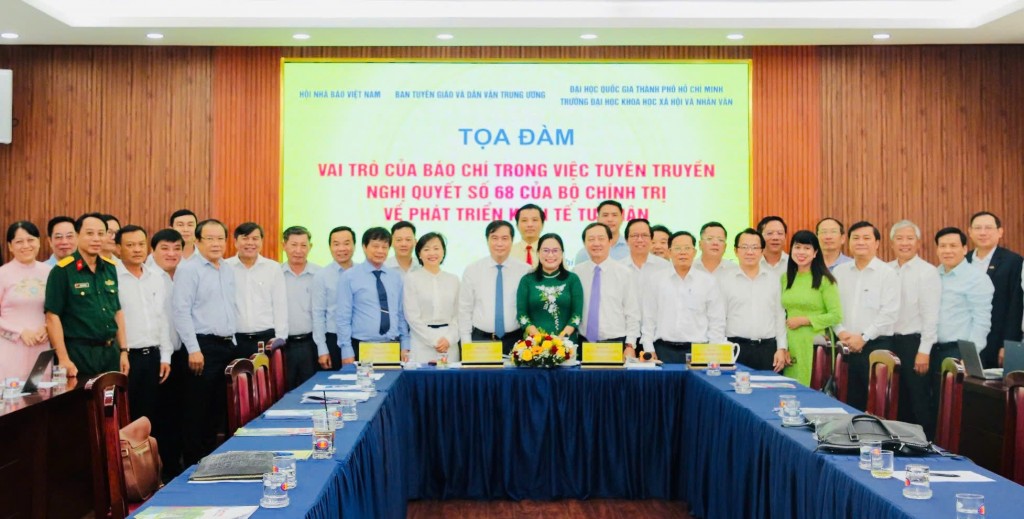 Các đại biểu chụp hình lưu niệm tại chương trình