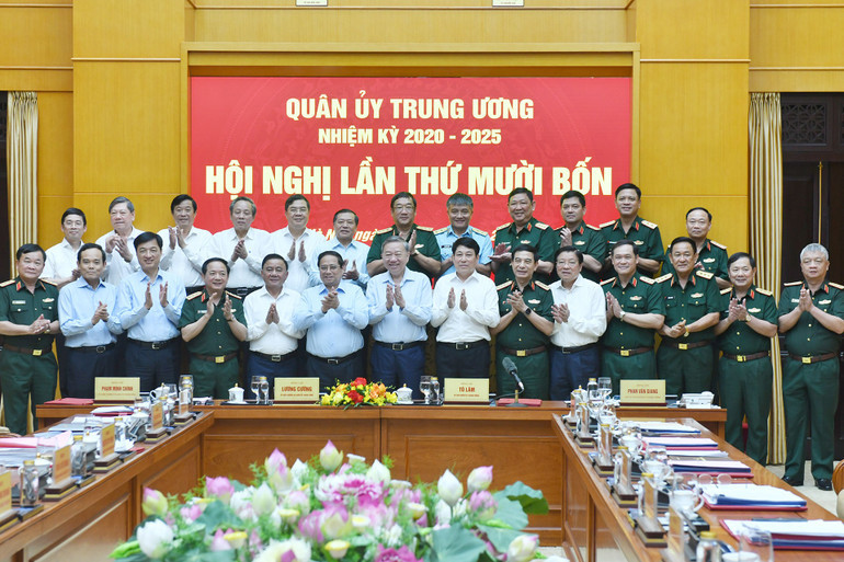 Tổng Bí thư Tô Lâm, Chủ tịch nước Lương Cường, Thủ tướng Chính phủ Phạm Minh Chính với các đại biểu dự hội nghị. (Ảnh: ĐĂNG KHOA).  