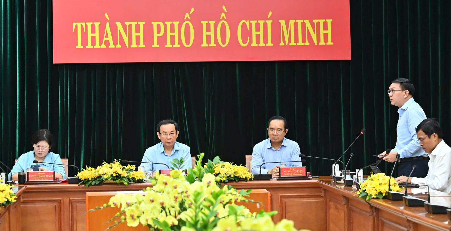Bí thư Thành ủy TPHCM Nguyễn Văn Nên và Chủ tịch UBND TPHCM Nguyễn Văn Được dự hội nghị tại điểm cầu chính. Ảnh: VIỆT DŨNG