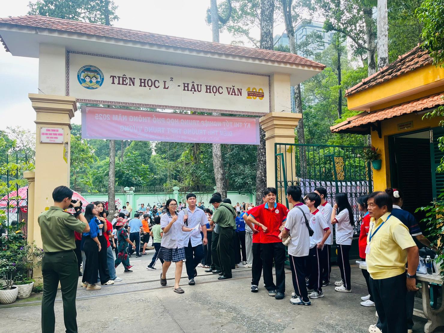 Thí sinh có mặt sớm tại các điểm thi để tham gia kỳ thi tốt nghiệp THPT. Ảnh: T.D