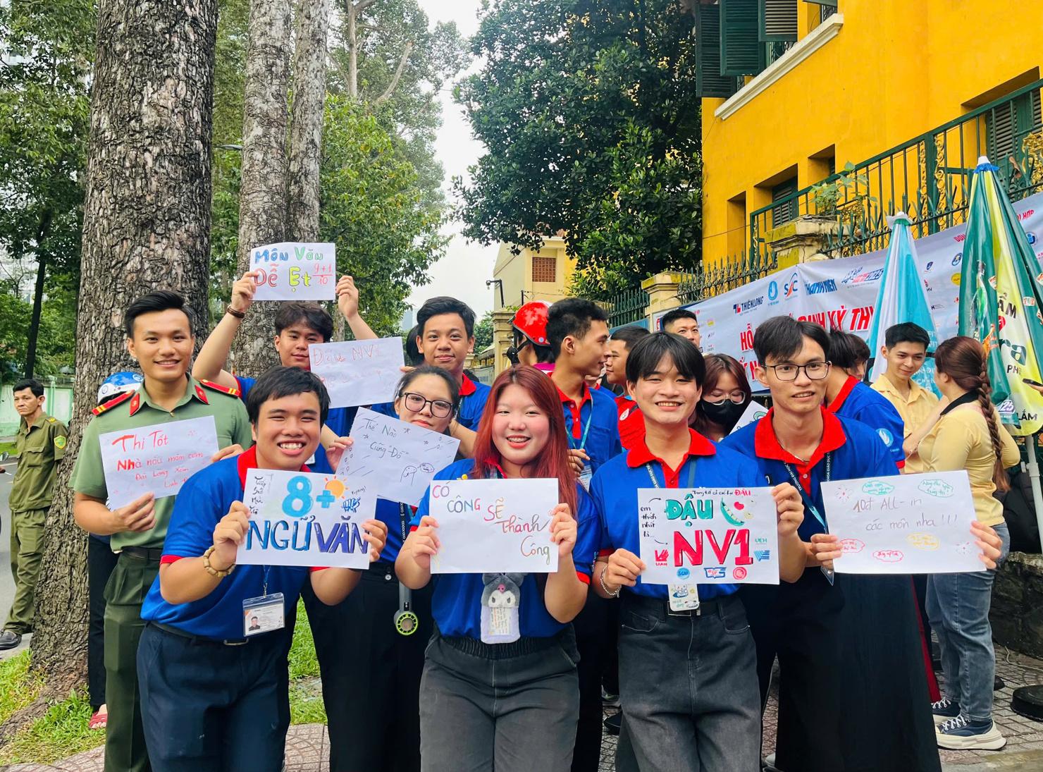 Các sinh viên tình nguyện sẽ luôn đồng hành, hỗ trợ các thí sinh và phụ huynh trong các ngày thi. Ảnh: T.D