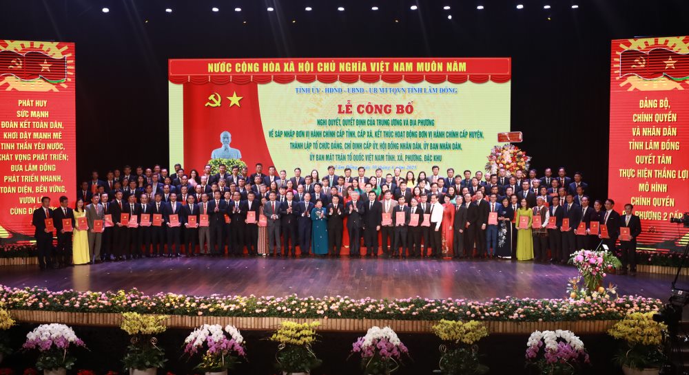 Trao các quyết định cho 124 xã, phường, đặc khu. Ảnh: Duy Tuấn