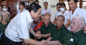 Thủ tướng đi thăm và tặng quà người có công với cách mạng.