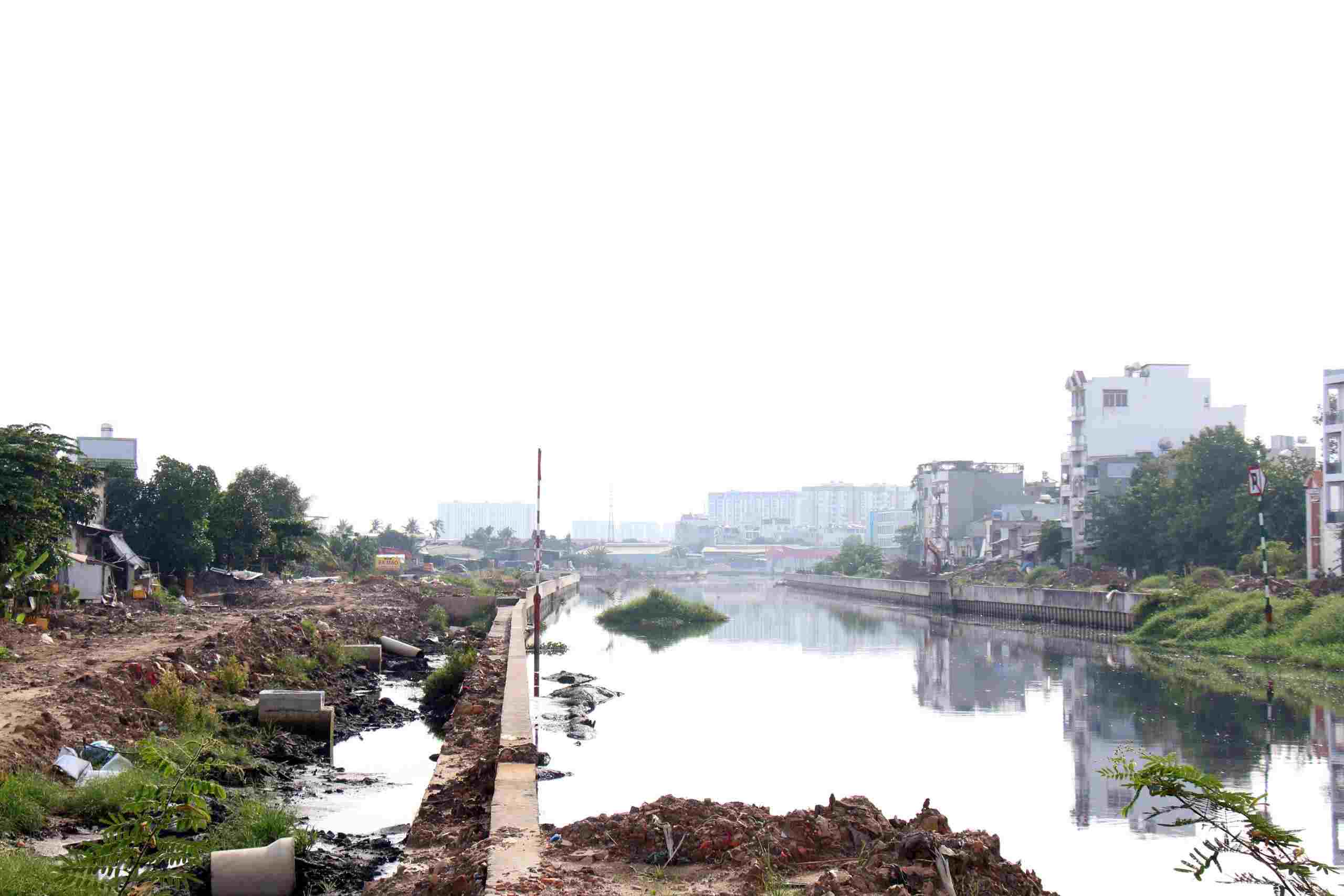 Công trường dự án cải tạo kênh Tham Lương - Bến Cát ngổn ngang, vắng bóng công nhân. Ảnh: Minh Quân