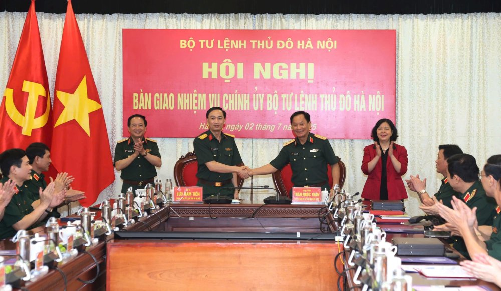 Trung tướng Trần Ngọc Tuấn và Đại tá Lưu Nam Tiến ký kết biên bản bàn giao nhiệm vụ Chính ủy Bộ Tư lệnh Thủ đô. Ảnh: Viết Thành