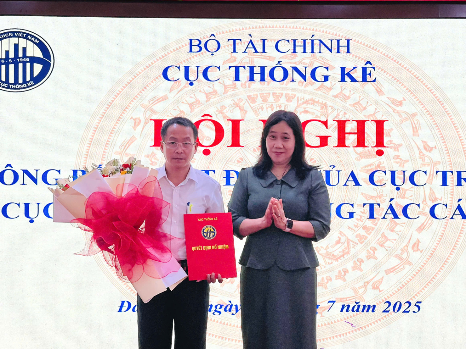 Cục trưởng Cục Thống kê Nguyễn Thị Hương trao quyết định và tặng hoa chúc mừng ông Trần Văn Vũ - Trưởng Thống kê TP. Đà Nẵng