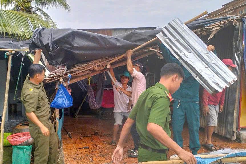 Lực lượng chức năng ở Cần Thơ hỗ trợ người dân tháo dỡ các phần bị hư hỏng và lợp lại mái nhà, giúp bà con sớm ổn định cuộc sống. Ảnh: Thanh Liêm