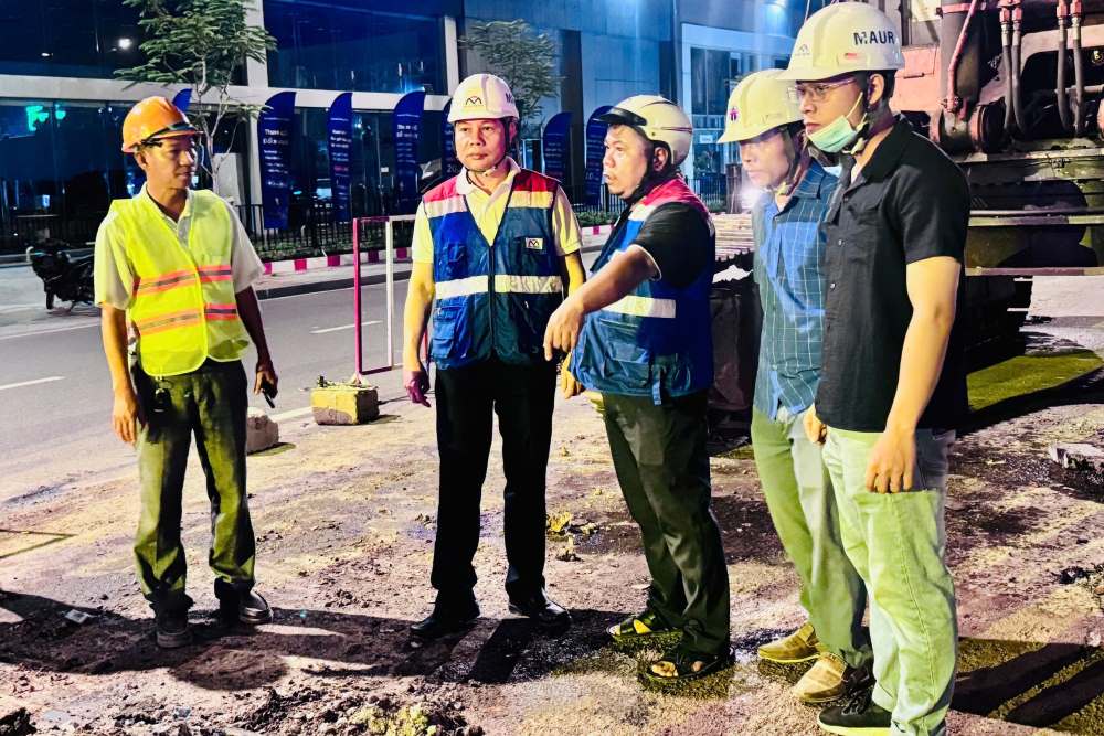 Trưởng Ban Quản lý đường sắt đô thị TP HCM Phan Công Bằng thị sát gói thầu di dời hạ tầng kỹ thuật thuộc tuyến metro số 2 đêm 13.7. Ảnh: Mỹ Quỳnh