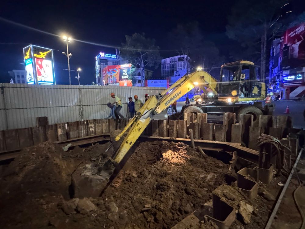 Công nhân thi công hạng mục di dời hạ tầng tuyến metro số 2 trong đêm để đẩy nhanh tiến độ. Ảnh: Mỹ Quỳnh