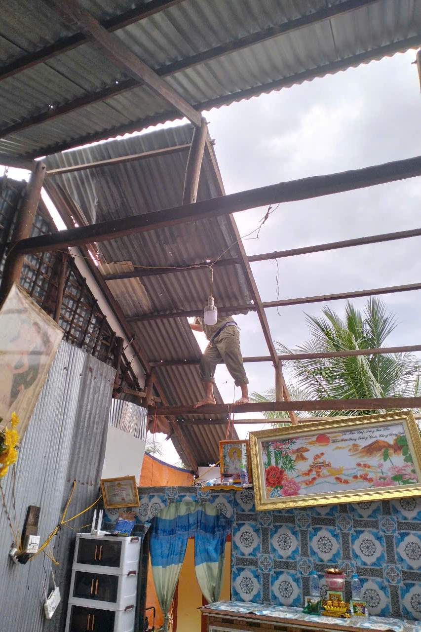 Mưa lớn kèm dông lốc tại Cần Thơ làm 4 căn nhà tốc mái, thiệt hại hơn 100 triệu đồng. Ảnh: Thanh Liêm