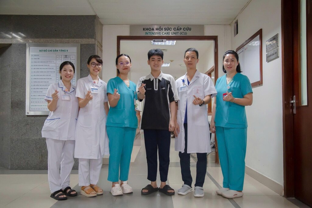 Á khoa Trương Huy Bách cùng các y, bác sĩ khoa Hồi sức cấp cứu, Viện Huyết học - Truyền máu Trung ương. Ảnh: Đức Vân