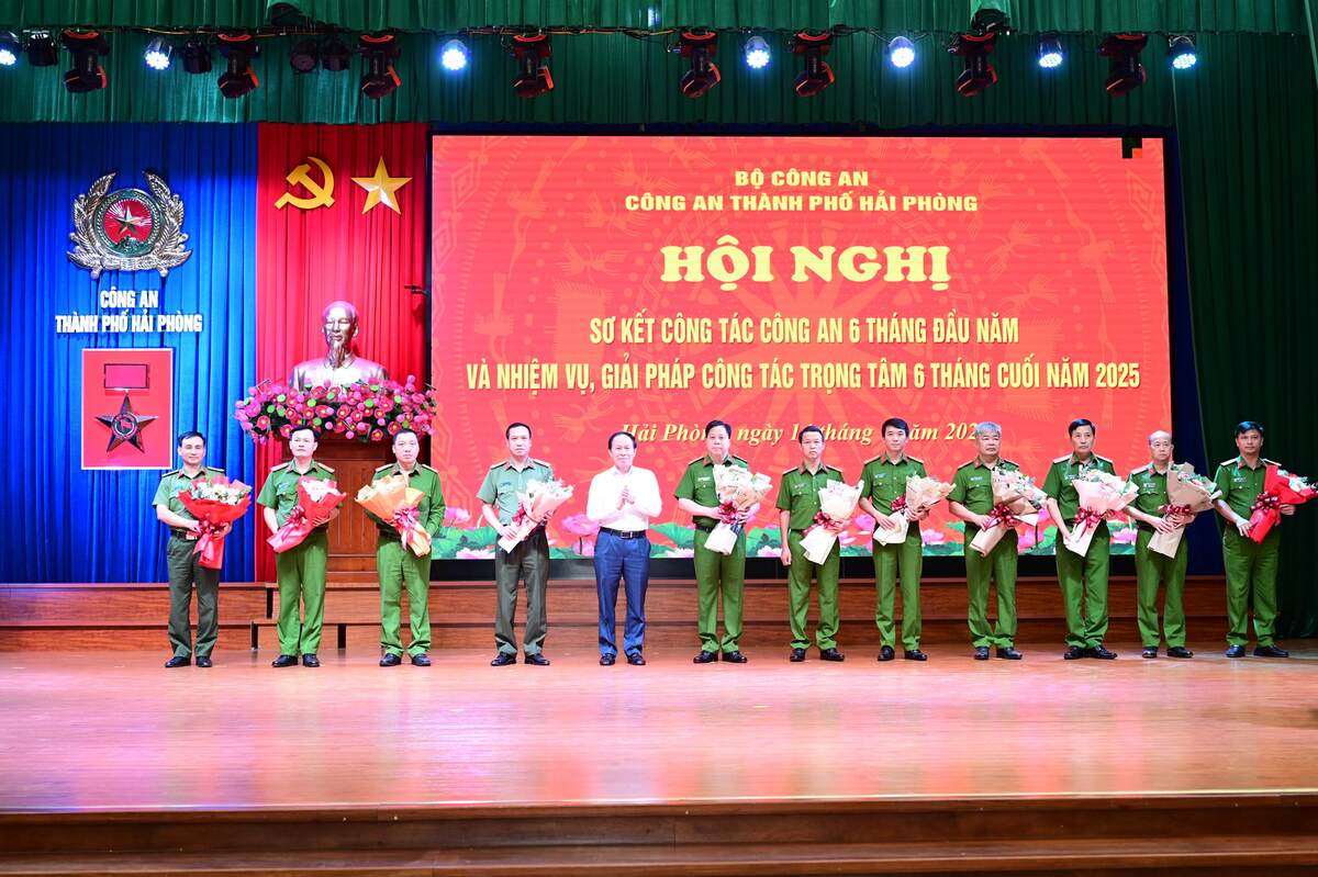 Bí thư Thành ủy, Trưởng Đoàn ĐBQH Hải Phòng Lê Tiến Châu chúc mừng các cán bộ được bổ nhiệm các chức danh tư pháp. Ảnh: Công an Hải Phòng