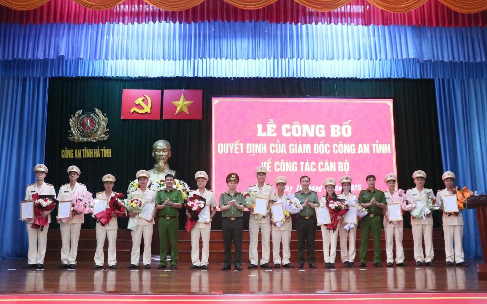 Thiếu tướng Nguyễn Xuân Thao - Giám đốc Công an tỉnh Hà Tĩnh trao quyết định cho các nhân sự được điều động, bổ nhiệm. Ảnh: Công an Hà Tĩnh