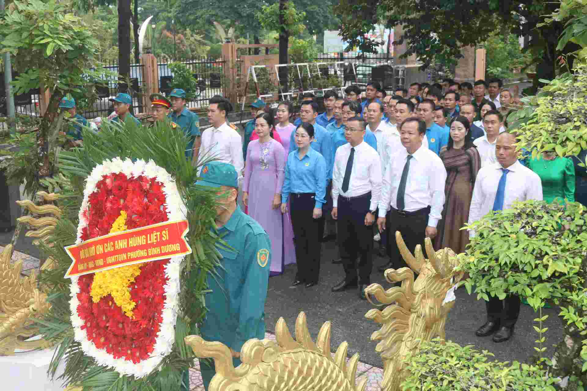 Đại biểu dâng hương tưởng nhớ Anh hùng liệt sĩ, Mẹ Việt Nam Anh hùng tại phường Phú Tân, thành phố Thủ Dầu Một cũ. Ảnh: Đình Trọng