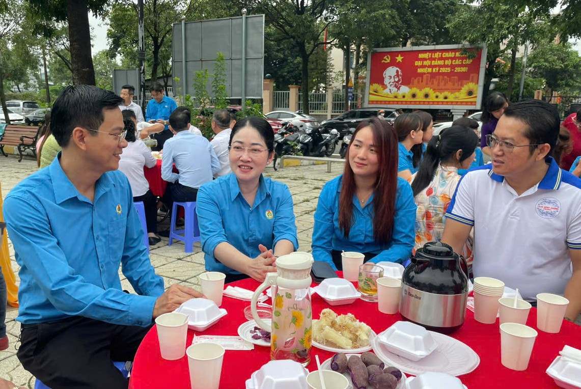 Chương trình cà phê sáng diễn ra trong khi cởi mở, thân tình. Ảnh: Đình Trọng