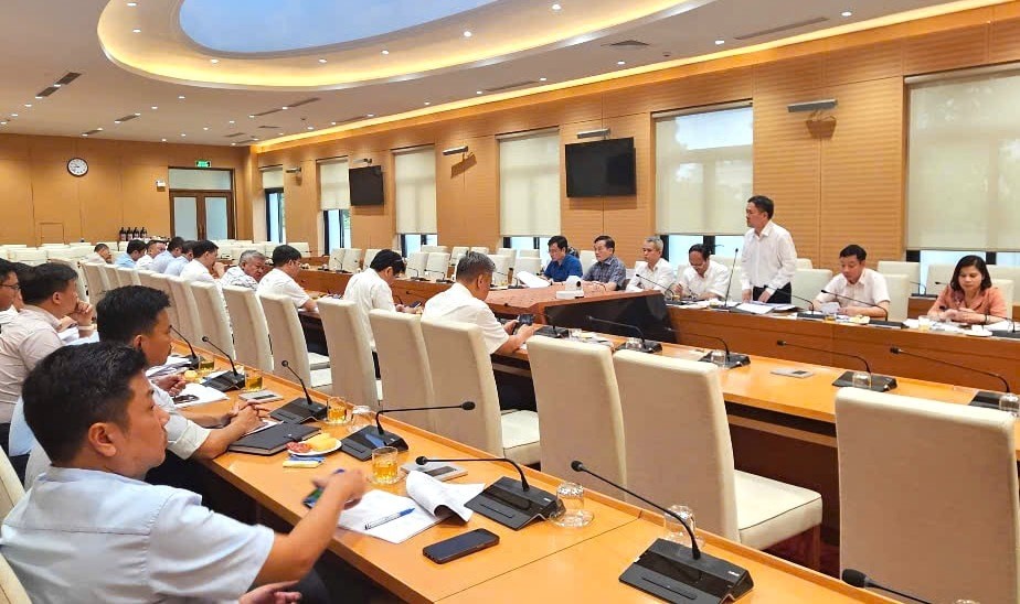 Trưởng ban Đô thị HĐND thành phố Đàm Văn Huân chủ trì hội nghị. Ảnh: Bảo Vy