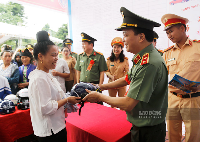 Trung tướng Đặng Hồng Đức - Thứ trưởng Bộ Công an trao tặng mũ bảo hiểm cho nhân dân xã Mường Phăng. Ảnh: Quang Đạt