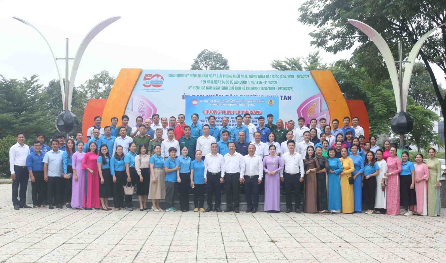 Các đại biểu chụp hình lưu niệm sau chương trình. Ảnh: Đình Trọng