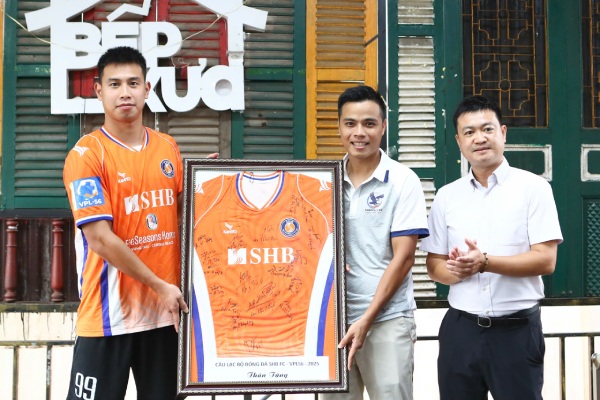 Huấn luyện viên Châu Anh - Friendly (giữa) nhận món quà từ SHB FC. Ảnh: Nhân vật cung cấp