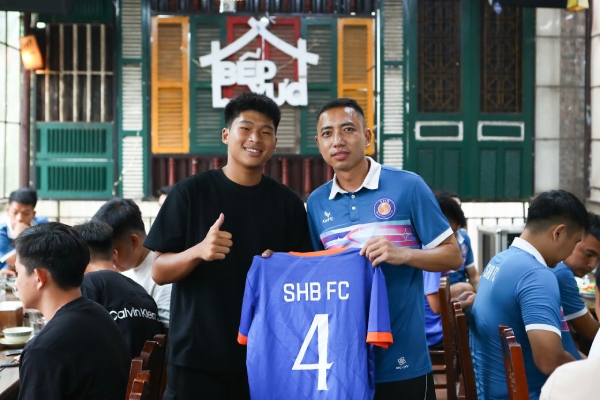 “Siêu phủi” Khả Thơ (phải) giao lưu cùng các đầu thủ Friendly. Ảnh: Nhân vật cung cấp