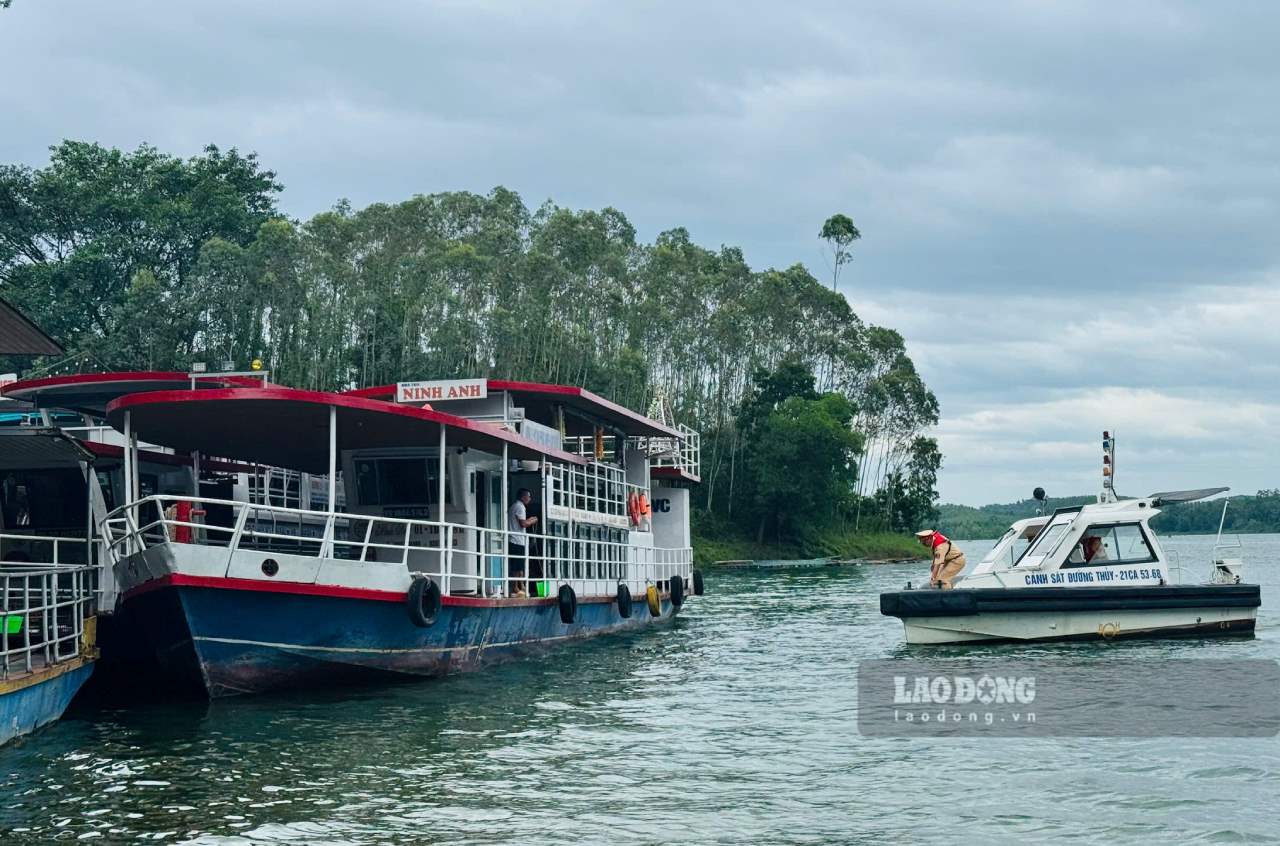 Lực lượng CSGT tuần tra trên trên hồ Thác Bà đối với các phương tiện vận tải đường thủy. Ảnh: Văn Đức