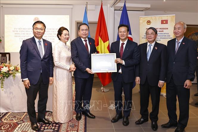 Chủ tịch Quốc hội Trần Thanh Mẫn và Phu nhân tặng quà cho Phái đoàn. Ảnh: TTXVN