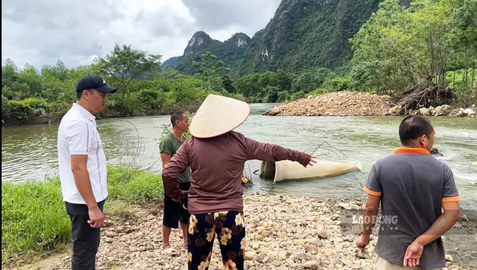 Người dân xã Dân Tiến tập trung, kịch liệt phản đối việc khai thác cát sỏi của Công ty Việt Cường do lo ngại sạt lở, mất đất canh tác, ô nhiễm môi trường. Ảnh: Lam Thanh.