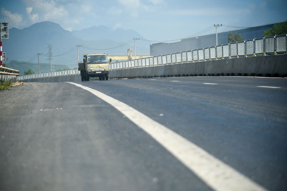 Điểm đầu tại Km66+000, tiếp giáp nút giao Hòa Liên (trùng điểm cuối của tuyến đường Hồ Chí Minh đoạn La Sơn - Hòa Liên), thuộc địa phận phường Liên Chiểu, thành phố Đà Nẵng.