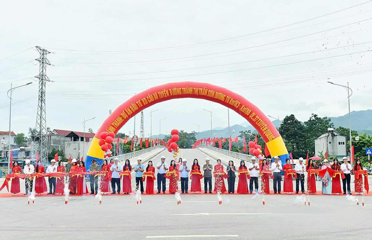 Khánh thành tuyến đường tránh trung tâm xã Sơn Dương. Ảnh: Quốc Việt