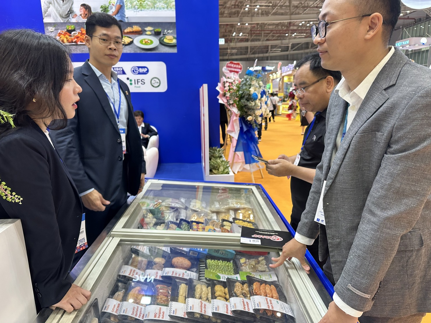 Doanh nghiệp nước ngoài tìm hiểu thông tin tại các gian hàng. Ảnh: T.H