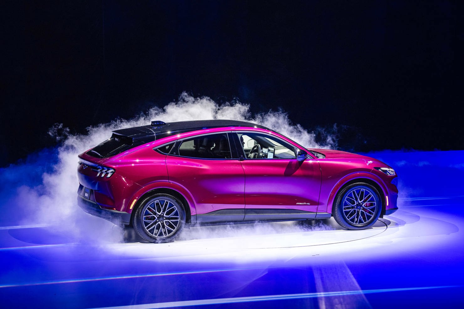 Ford Mustang Mach-E đem lại cảm giác phấn khích thông qua lựa chọn ba chế độ lái.
