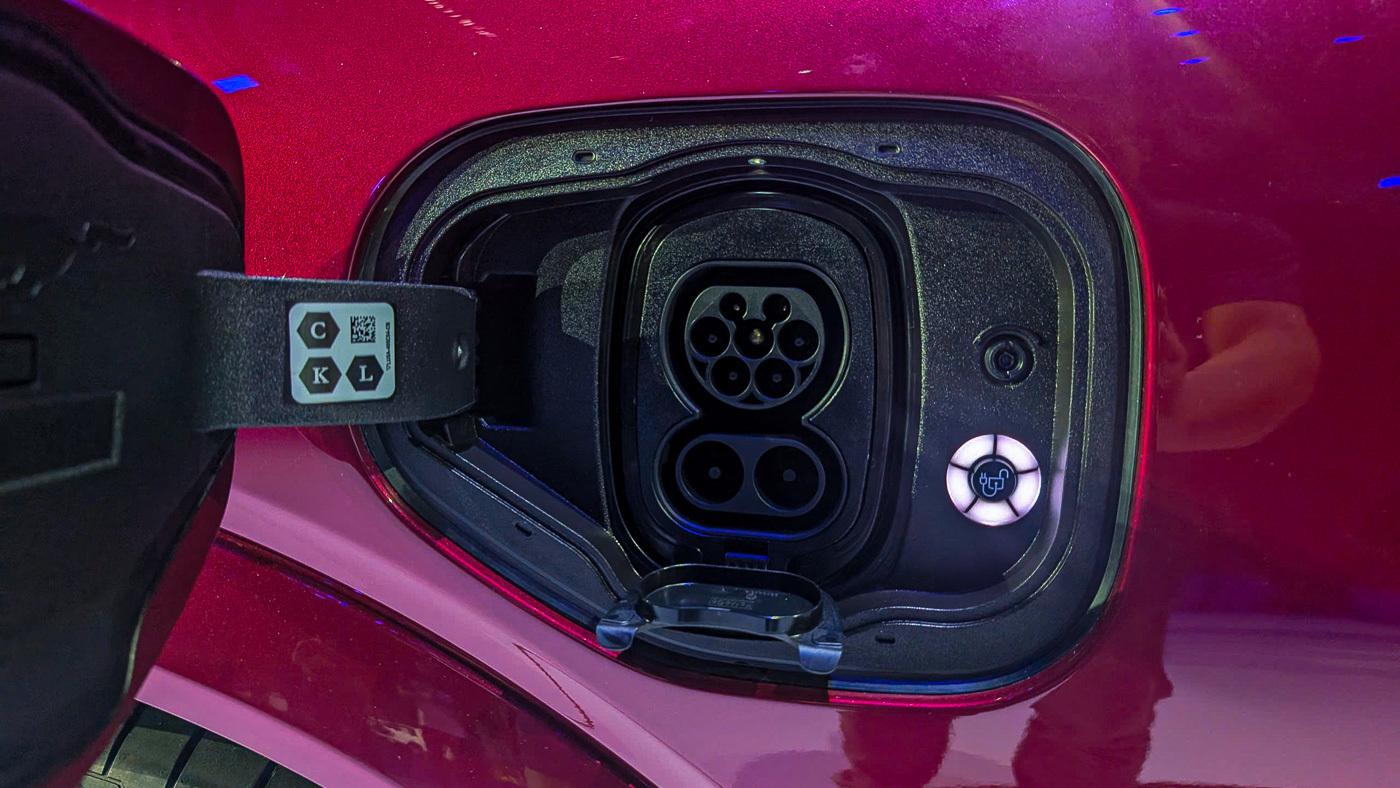 Ford Việt Nam đang sở hữu mạng lưới 56 đại lý trên khắp cả nước. Trong đó, hãng đã triển khai được hơn 275 trạm sạc nhanh dành cho xe điện (cùng đối tác khác) và tại 53 đại lý trải dài từ Bắc vào Nam, cung cấp cho Mustang Mach-E quãng đường di chuyển tốt hơn với khả năng sạc nhanh DC công suất tối đa 150 kW.