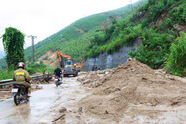 Bùn, đất, đá sạt xuống tràn ra đường làm ảnh hưởng đến việc lưu thông của các phương tiện tại đoạn đường tỉnh 291 qua xã Tuấn Đạo (tỉnh Bắc Ninh). Ảnh: Dương Thủy