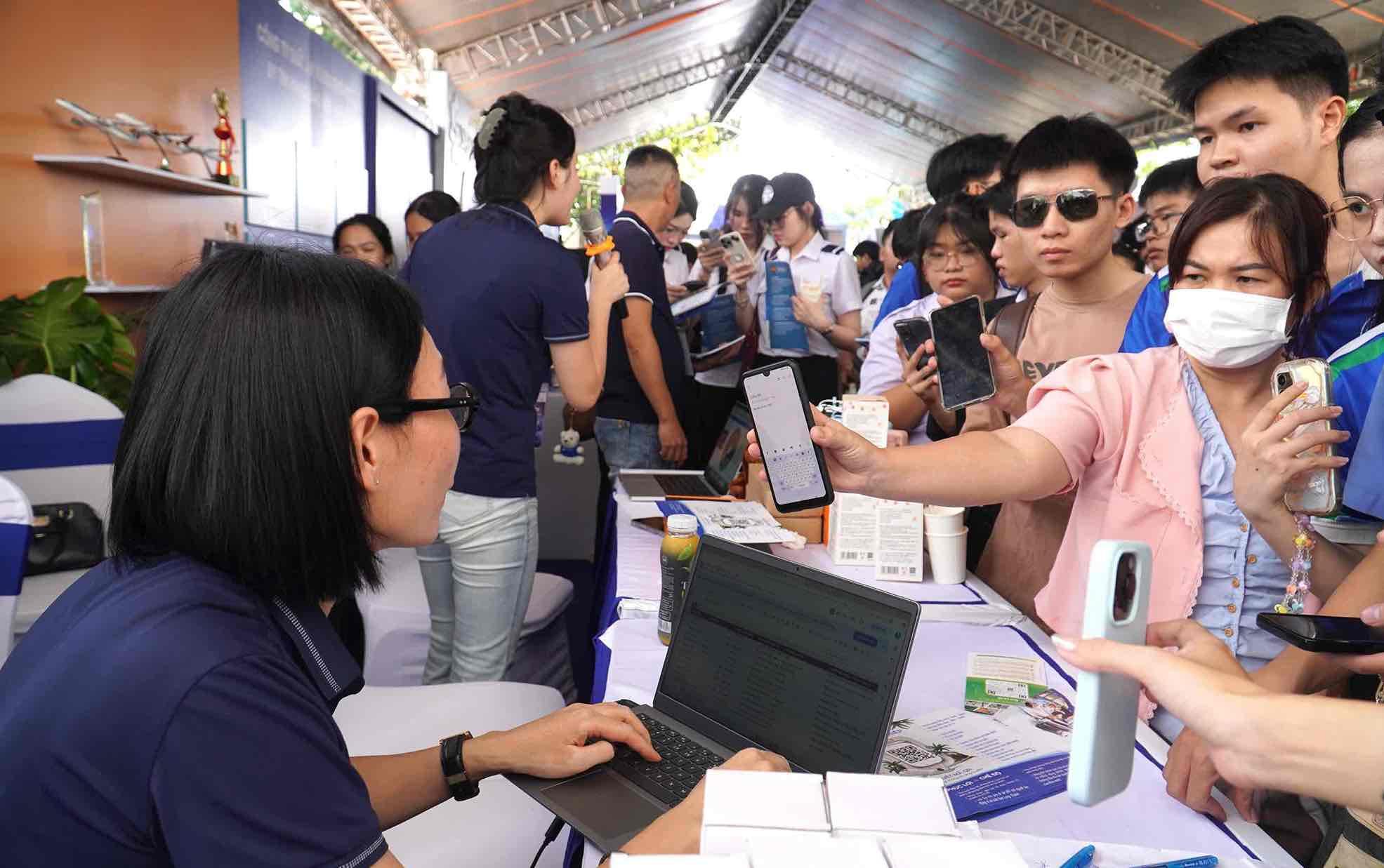 Người lao động ứng tuyển tại ngày hội việc làm sân bay Long Thành ở tỉnh Đồng Nai. Ảnh: HAC