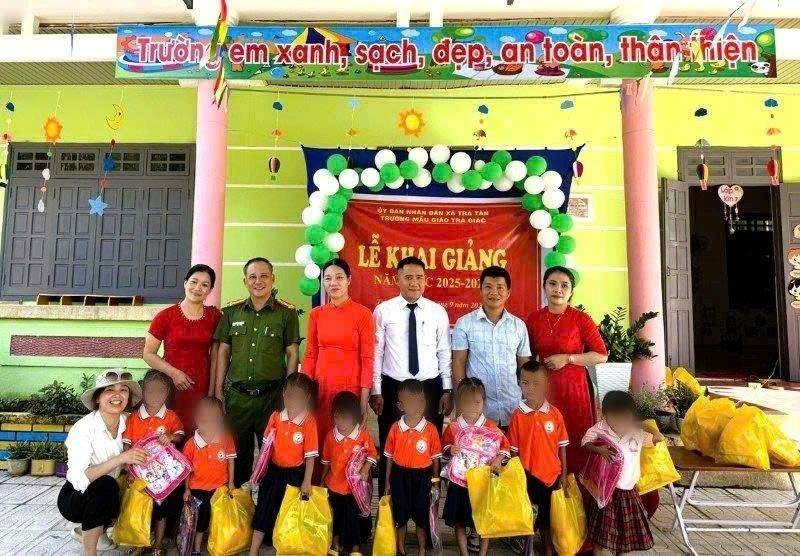 Ngày khai giảng ở điểm một trường miền núi Đà Nẵng không còn ngập hoa, mà quy đổi thành sách vở, học bổng, tiếp sức đến trường cho học sinh nghèo. Ảnh: Trà Tân