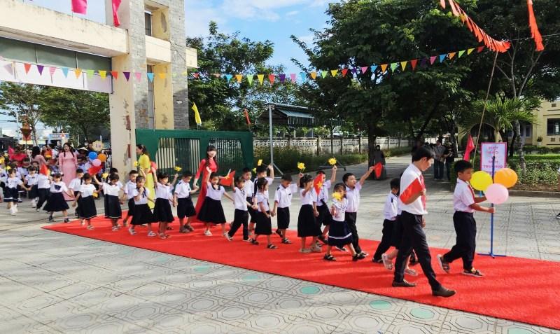 Học trò khối lớp 1, Trường Tiểu học Nguyễn Viết Xuân, phường Quảng Phú, Đà Nẵng hân hoan ngày khai giảng năm học 2025 - 2026. Ảnh: Trường An
