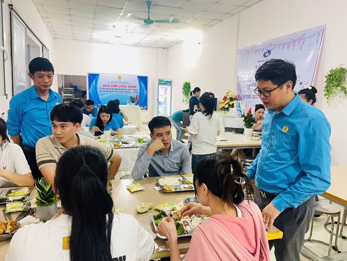 Bữa cơm công đoàn trị giá 75.000 đồng/suất tại phường Tiền Phong, tỉnh Bắc Ninh