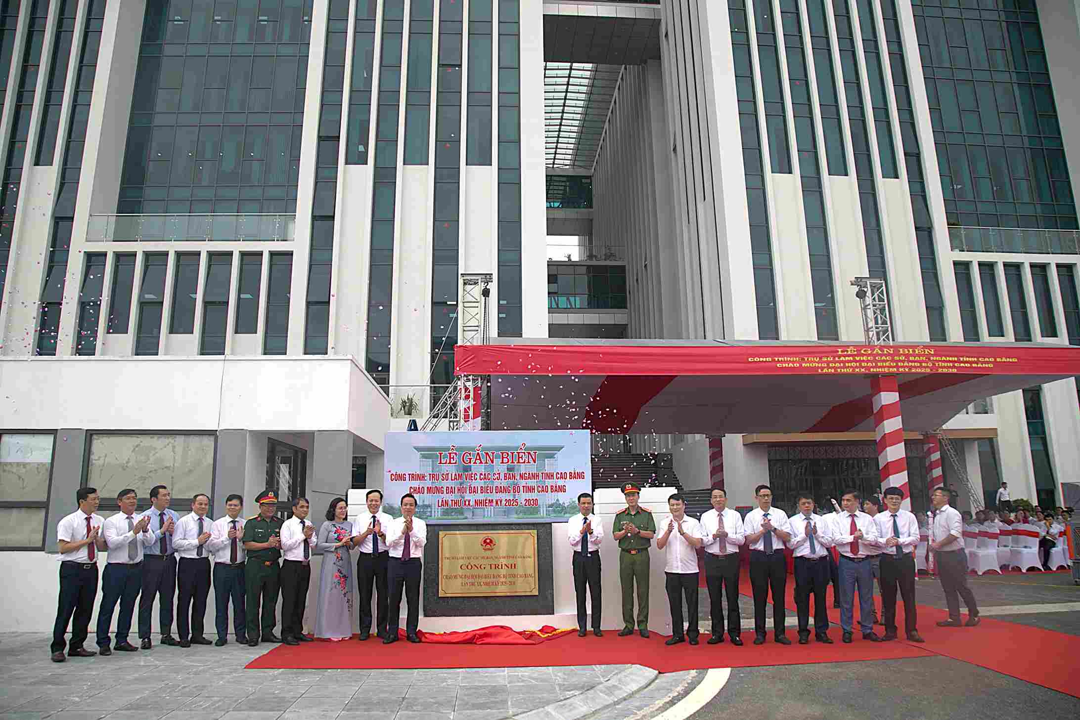 Các đại biểu cắt băng khánh thành công trình. Ảnh: Kim Cúc