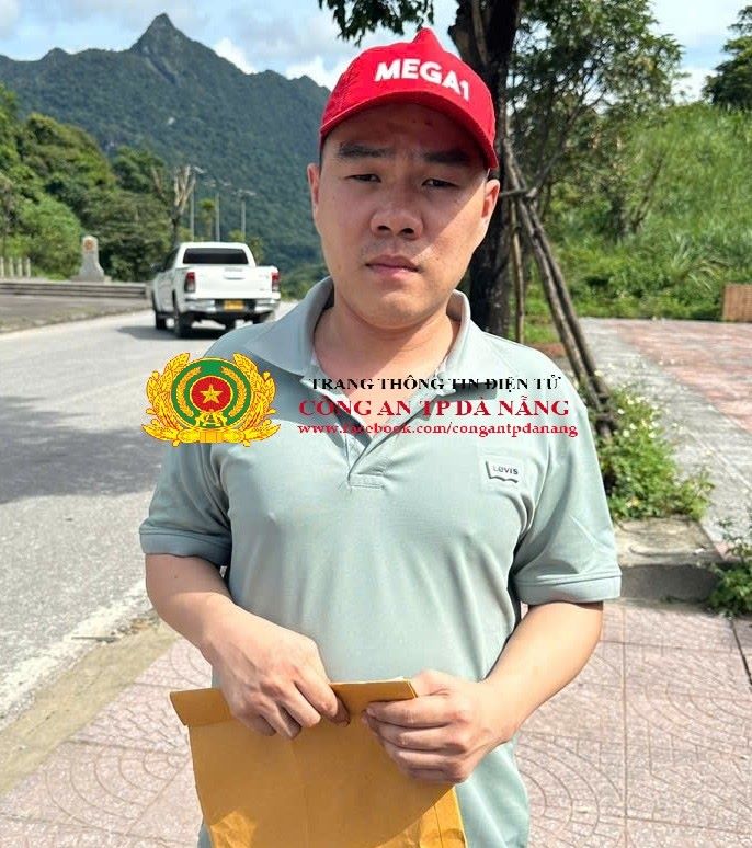 Sau hơn 1 năm qua nước bạn Lào lẩn trốn, ngày 9.9.2025, Quang trở về nước thì bị cơ quan Công an phát hiện, bắt giữ. Ảnh: Công an TP Đà Nẵng
