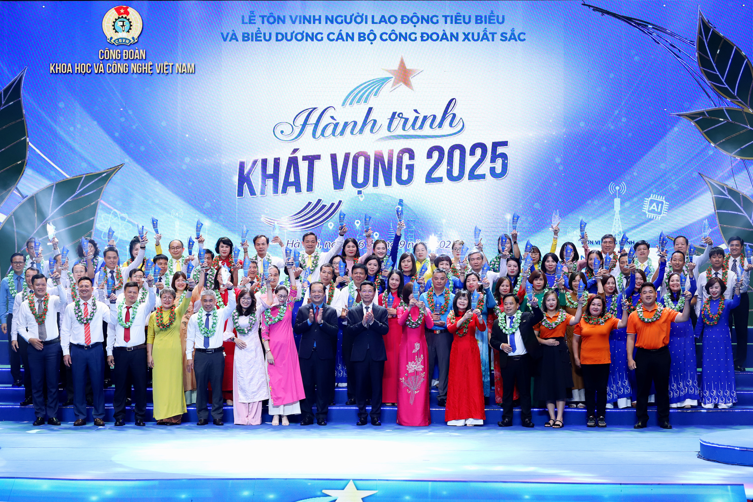 Bộ trưởng Khoa học và Công nghệ Nguyễn Mạnh Hùng chúc mừng các cán bộ, người lao động được vinh danh.