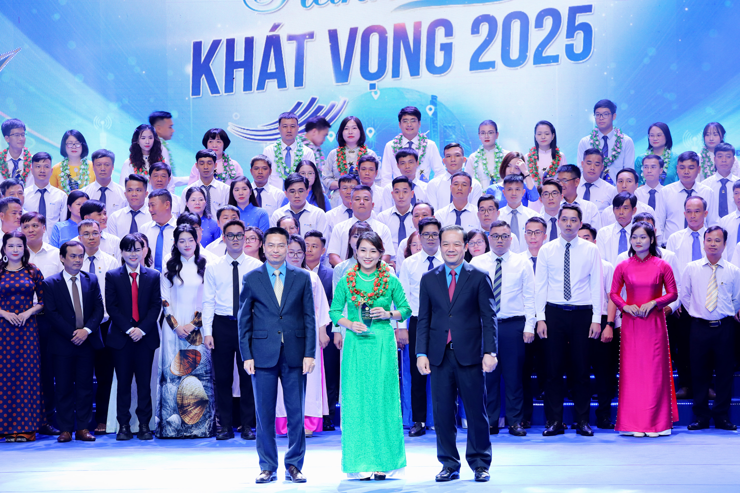 Cán bộ Công đoàn Tạp chí Kinh tế - Tài chính được vinh danh tại buổi lễ.