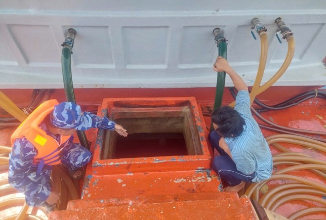 Cảnh sát biển bắt giữ tàu chở hơn 110.000 lít dầu DO không rõ nguồn gốc trong đêm