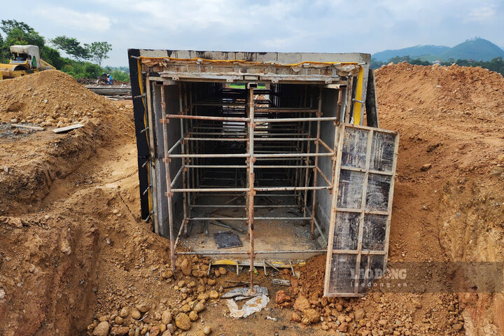 Một cống thoát nước lớn ngang tuyến đường đang được xây dựng. Ảnh: Tô Công.