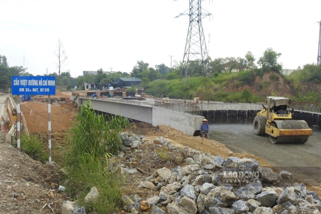 Trên công trường dự án đường liên vùng 2.120 tỉ đồng kết nối cầu Phong Châu