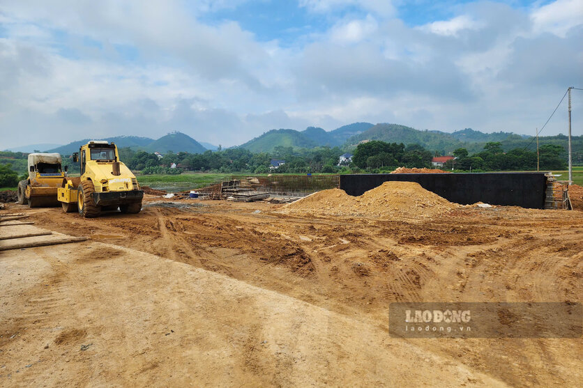 Nhà thầu đang thi công đào đắp nền đường tại xã Vạn Xuân. Ảnh: Tô Công.