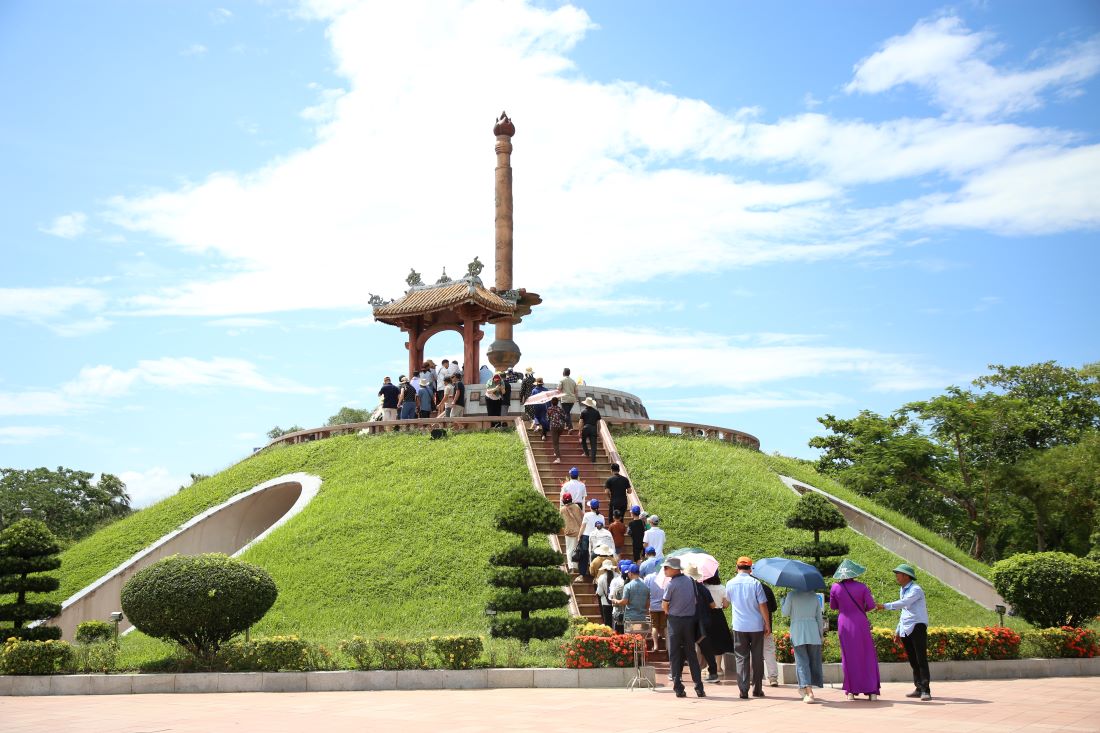 Du khách đến dâng hương ở Thành cổ Quảng Trị. Ảnh: Hưng Thơ